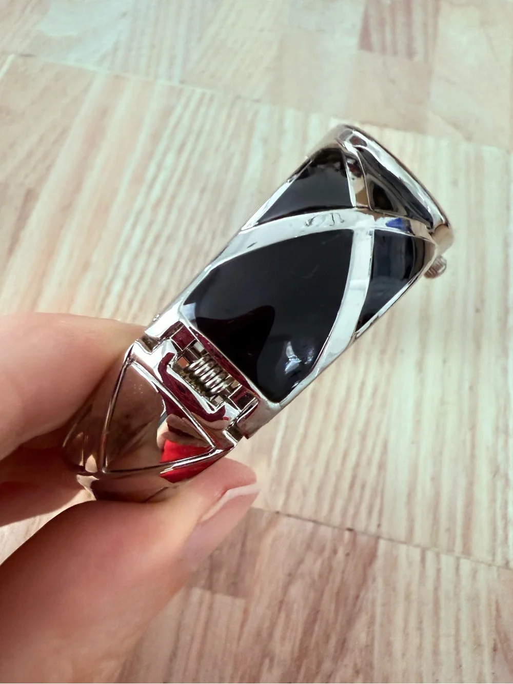 Studio time ladies hinged cuff bracelet watch NEW BATTERY